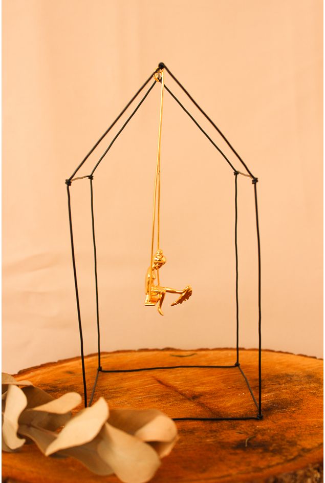 Casa Aramada com Menina no Balanço Nara Ota Casa Aramada com Menina no Balanço Nara Ota