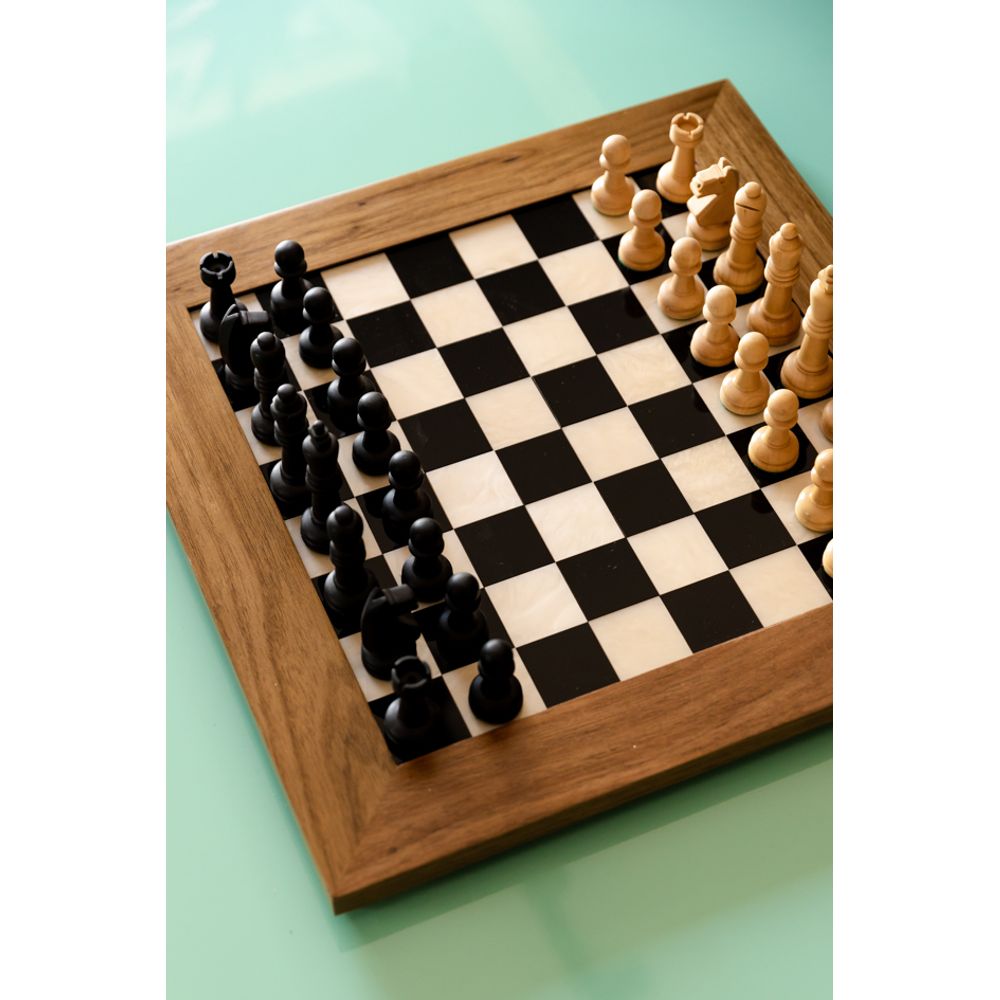 Mão escolhendo mini modelo de casa de madeira do jogo de xadrez, escolha o  que é o melhor.