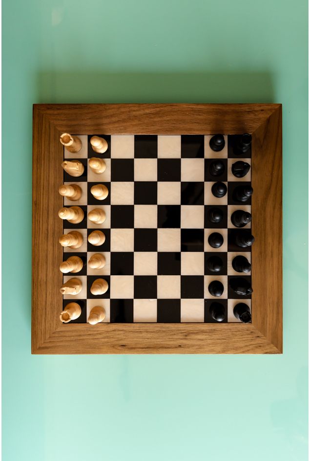 Um tabuleiro de xadrez com o número 2 nele