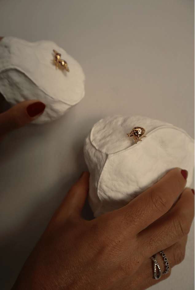 Escultura Dupla Pedra Joaninha Ouro - Sui Objetos Escultura Dupla Pedra Joaninha Ouro Escultura Dupla Pedra Joaninha Ouro - Sui Objetos Escultura Dupla Pedra Joaninha Ouro