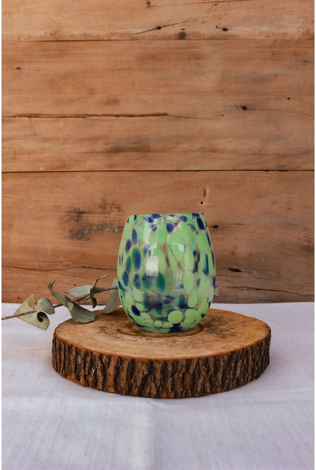 copo transparente com manchas verde e azul ambientado em fundo de madeira