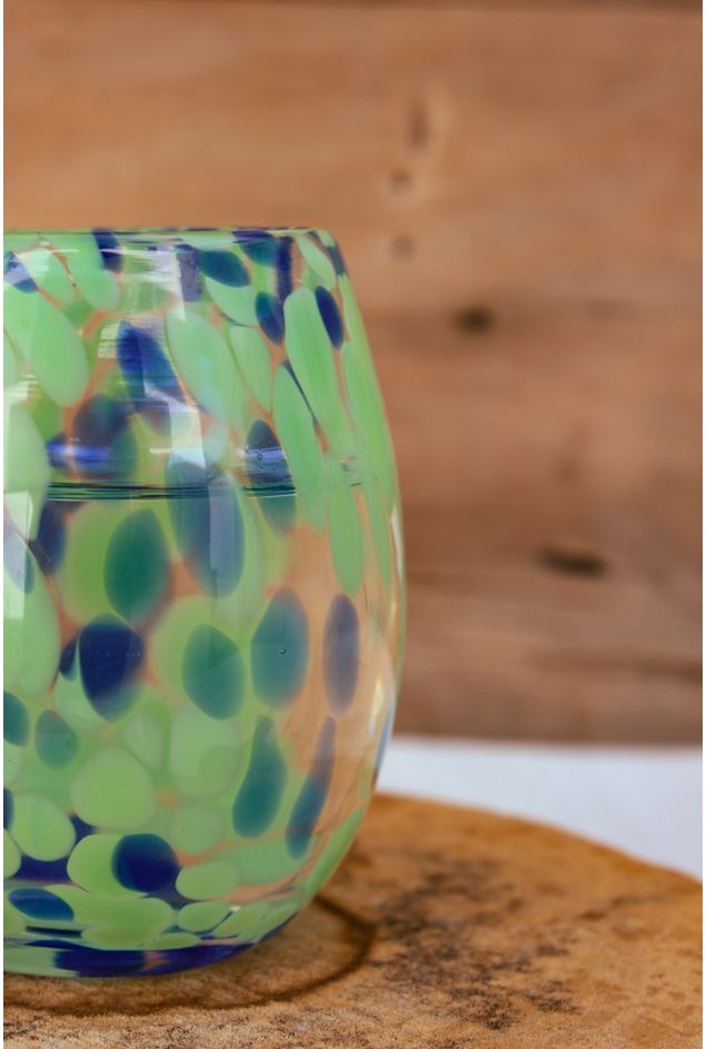 copo transparente com manchas verde e azuis  em detalhes