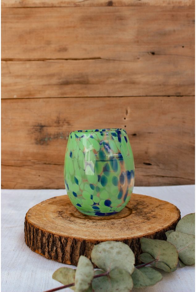 copo transparente com manchas azul e verde ambientada com fundo em madeira