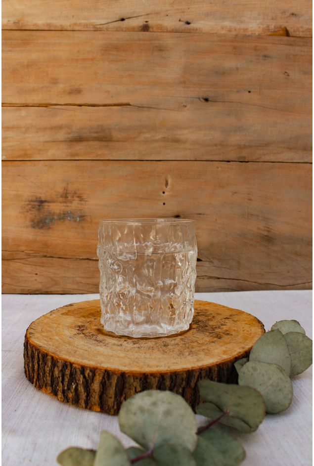 copo de vidro martelado transparente ambientado em fundo de madeira