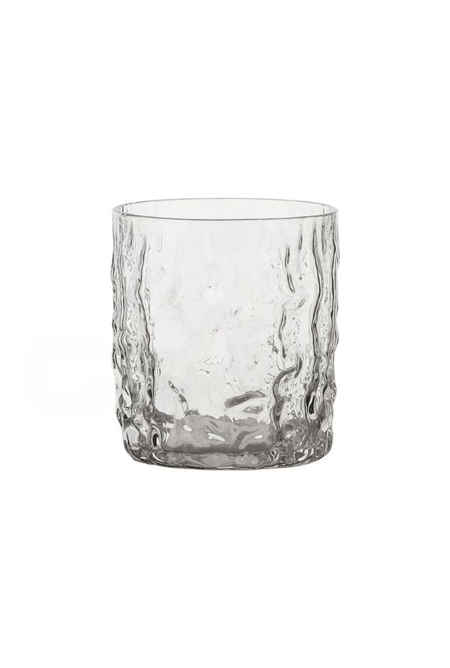 copo de vidro martelado transparente em fundo branco still