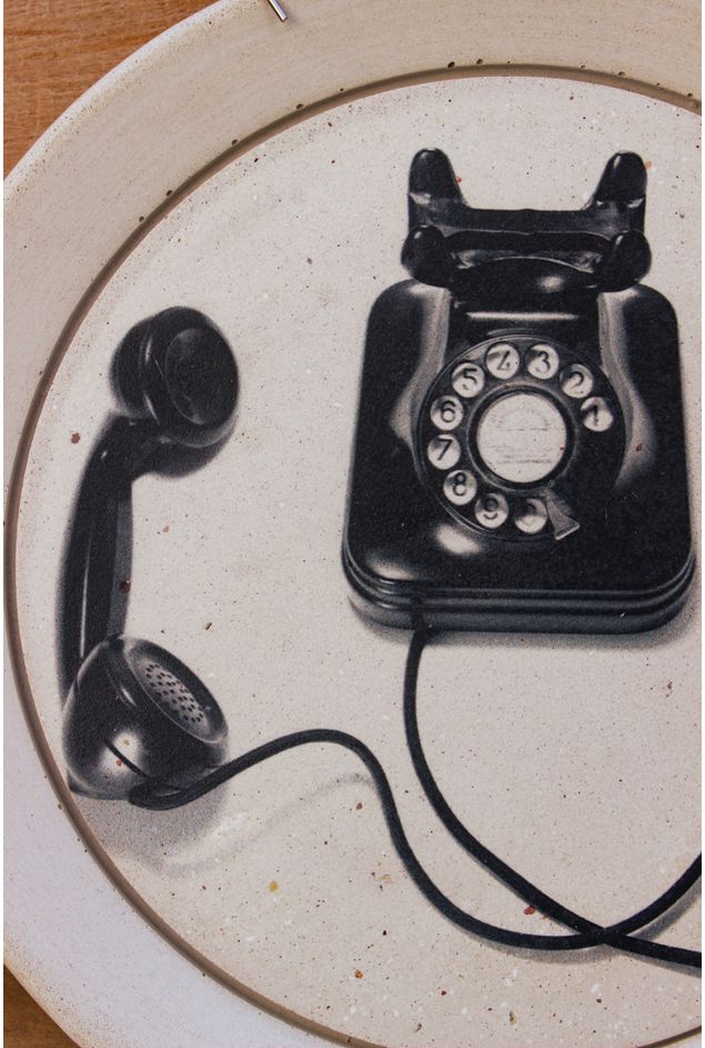 prato de concreto branco com estampa de telefone preto retrô em detalhes