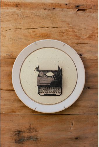 prato decorativo de concreto branco com estampa de máquina de escrever com fundo em madeira