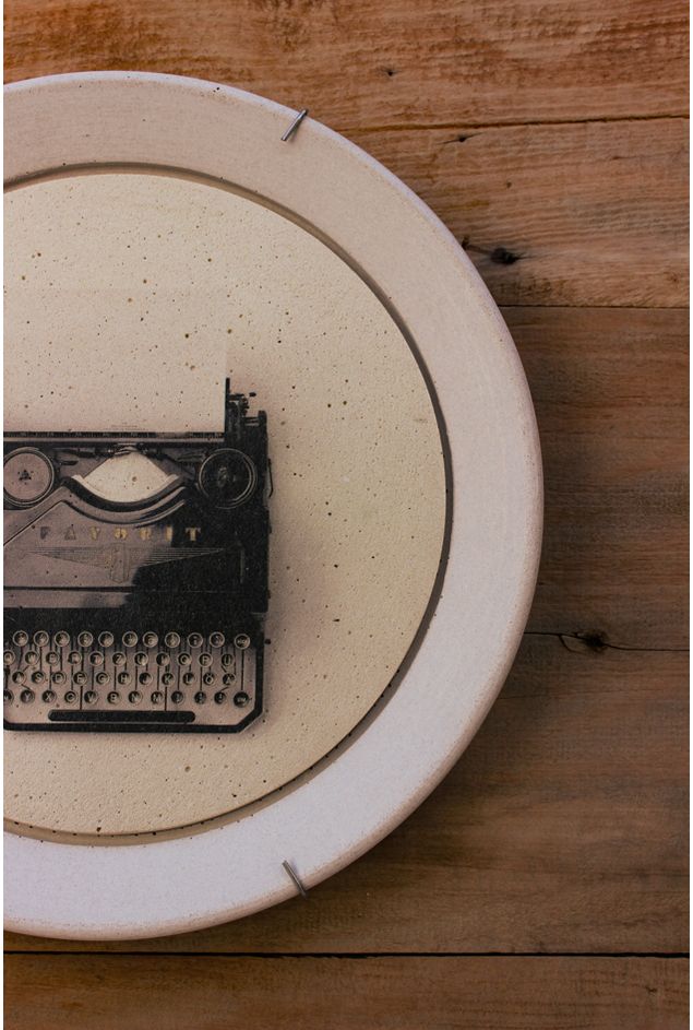 prato de concreto branco com estampa de máquina de escrever em detalhes