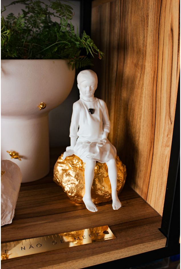 Escultura Decorativa A Menina na Pedra de Ouro Escultura Decorativa A Menina na Pedra de Ouro