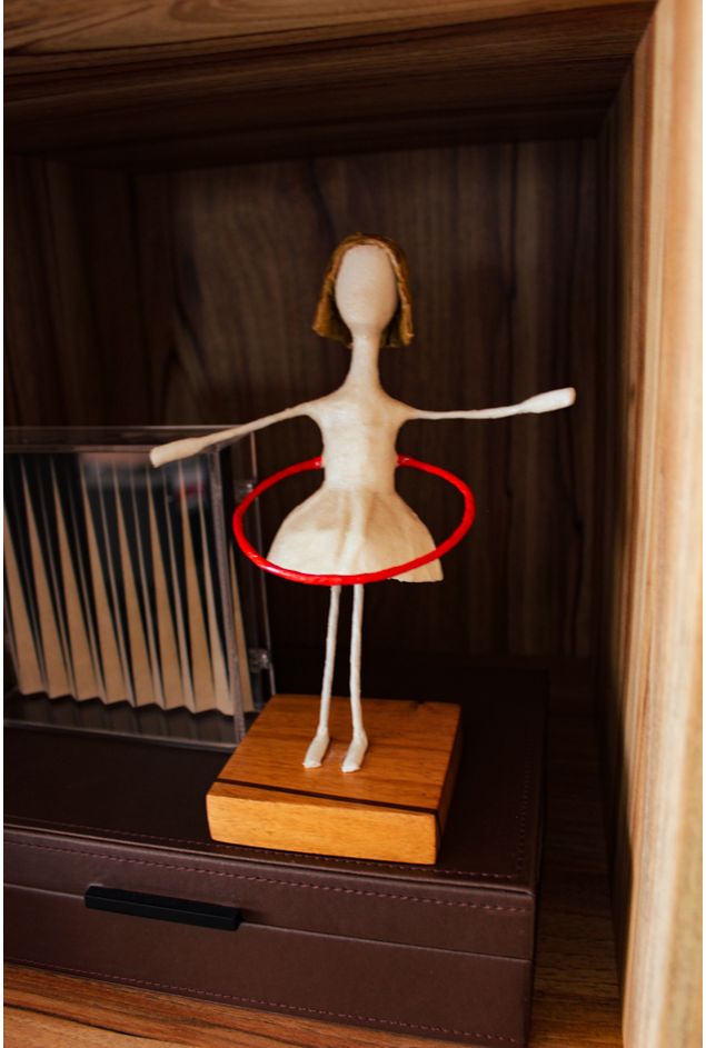 Escultura a Menina e o Bambolê Vermelho