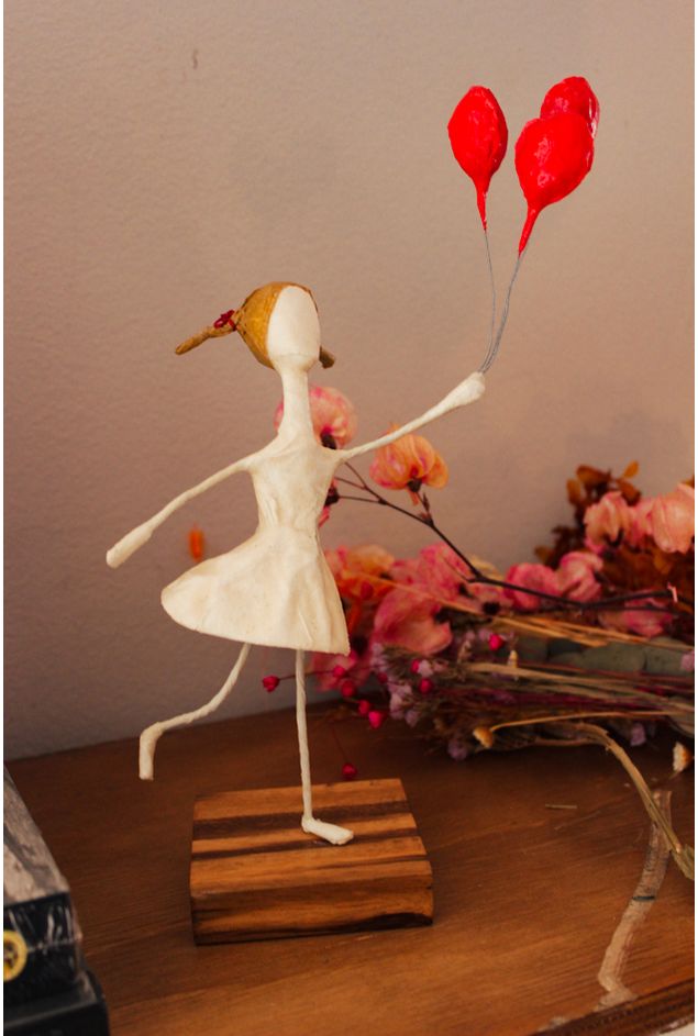 Escultura a Menina e os Balões Vermelhos