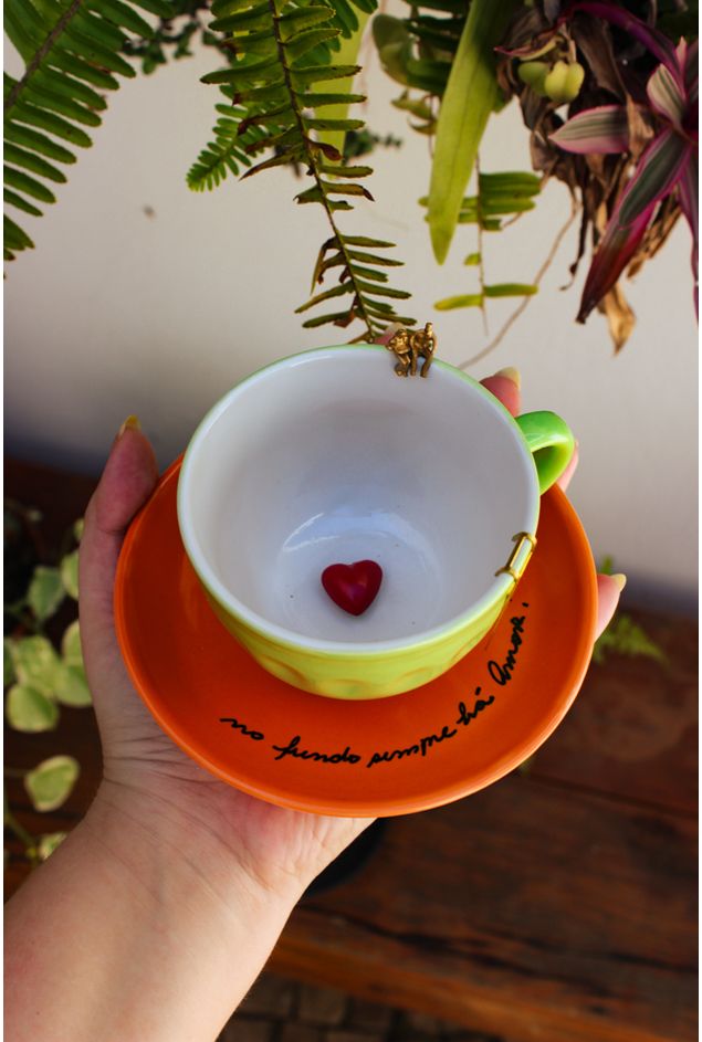 Xícara de Chá Decorativa Poética No Fundo Sempre Há Amor