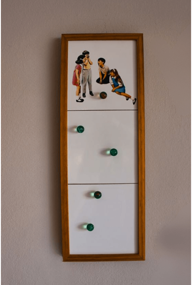 Painel de Azulejos Meninos Bola de Gude Moldura Madeira Greghi Design Painel de Azulejos Meninos Bola de Gude Moldura Madeira Greghi Design