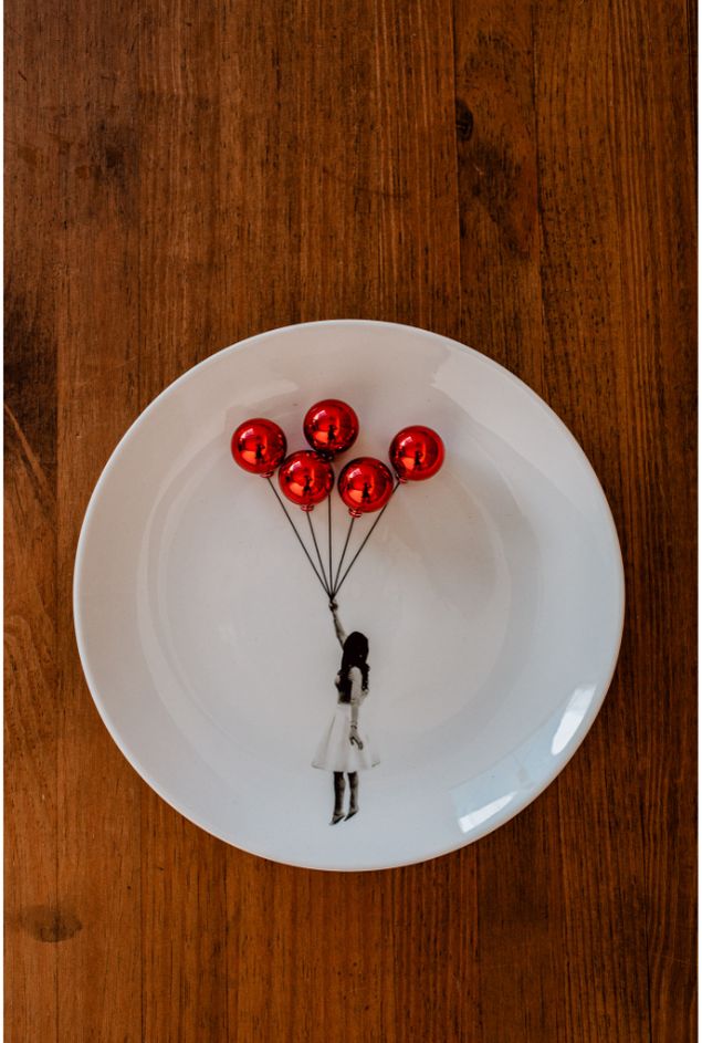 Prato Decorativo Menina Balões Vermelhos Greghi Design Prato Decorativo Menina Balões Vermelhos Greghi Design