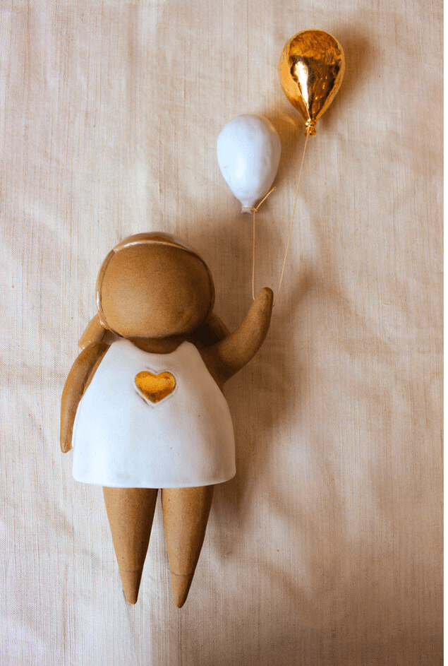 Escultura de Cerâmica Nina E Os Balões Ouro