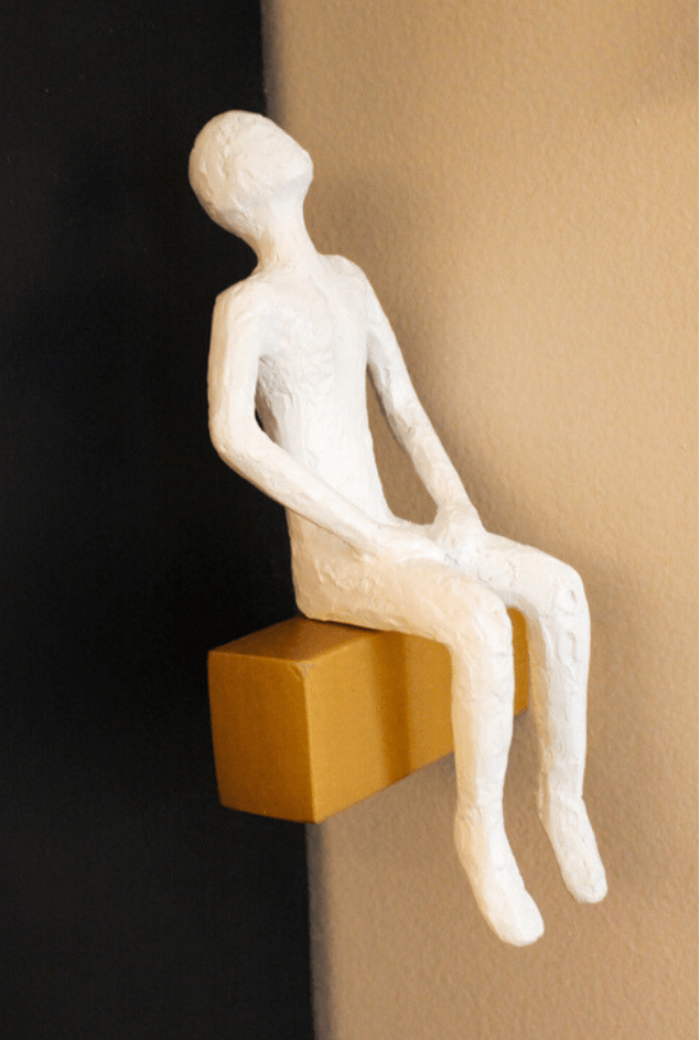 Escultura de Parede Homem Sentado