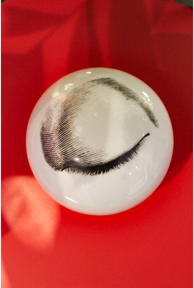 Esfera Decorativa de Porcelana Olho Fechado G Greghi Design Esfera Decorativa de Porcelana Olho Fechado G Greghi Design