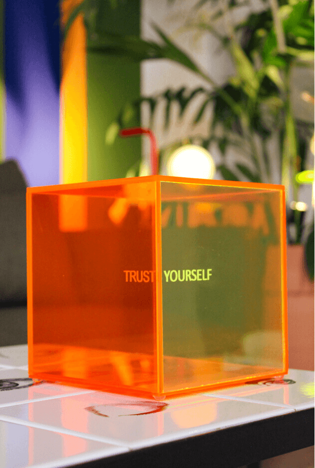 Escultura Cubo Acrílico Neon Trust Yourself