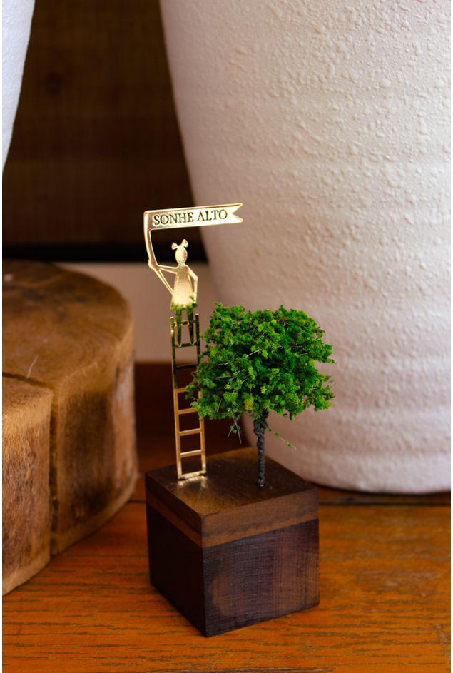 Mini Escultura Sonhe Alto Menina