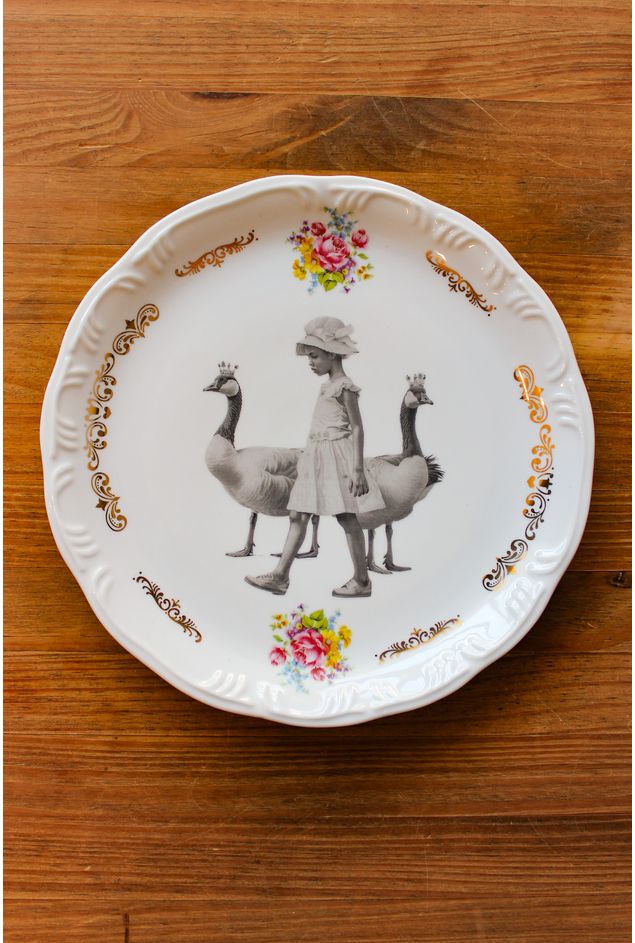 Prato Decorativo A Menina e Os Gansos Greghi Design Prato Decorativo A Menina e Os Gansos Greghi Design