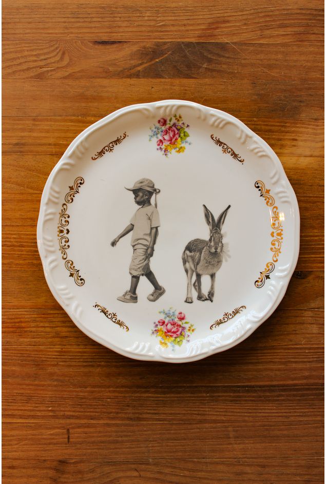 Prato Decorativo O Menino e Coelho Greghi Design Prato Decorativo O Menino e Coelho Greghi Design