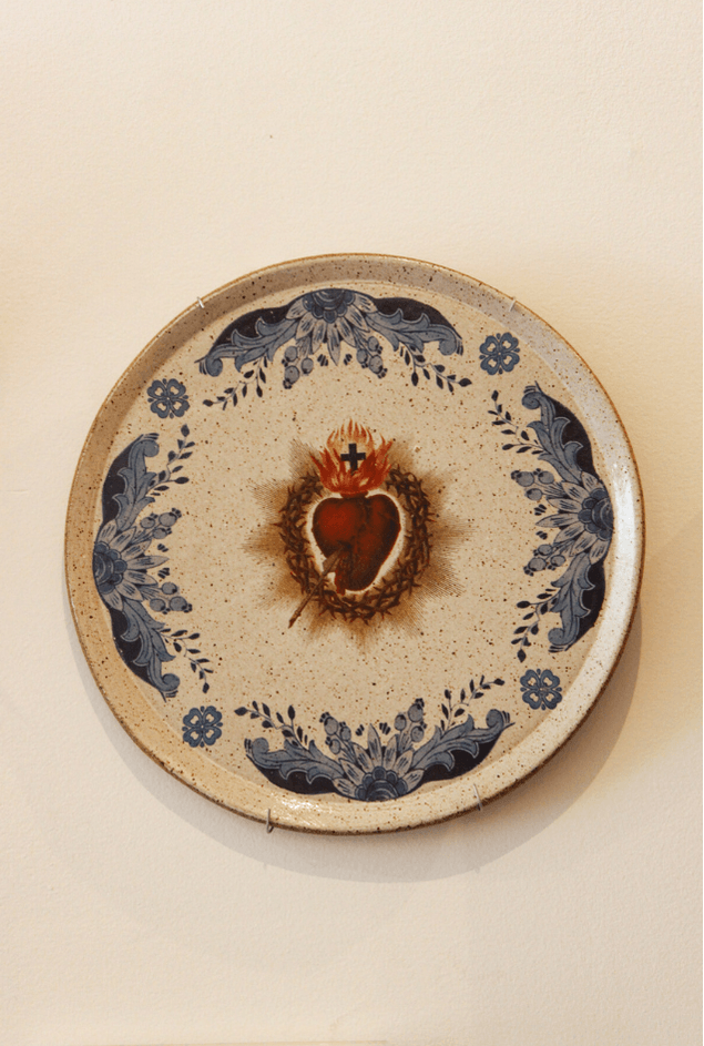 Prato Decorativo de Cerâmica Sagrado Coração Nefelibata Prato Decorativo de Cerâmica Sagrado Coração Prato Decorativo de Cerâmica Sagrado Coração Nefelibata Prato Decorativo de Cerâmica Sagrado Coração