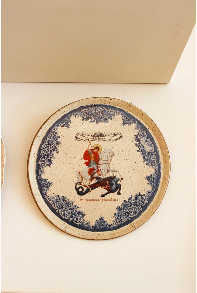 Prato Decorativo de Cerâmica São Jorge Nefelibata Prato Decorativo de Cerâmica São Jorge Prato Decorativo de Cerâmica São Jorge Nefelibata Prato Decorativo de Cerâmica São Jorge