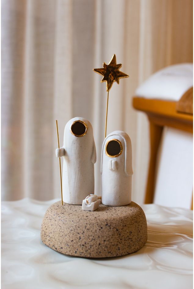 Mini Presépio de Cerâmica Branco e Dourado Fernando Gevartosky Mini Presépio de Cerâmica Branco e Dourado Mini Presépio de Cerâmica Branco e Dourado Fernando Gevartosky Mini Presépio de Cerâmica Branco e Dourado