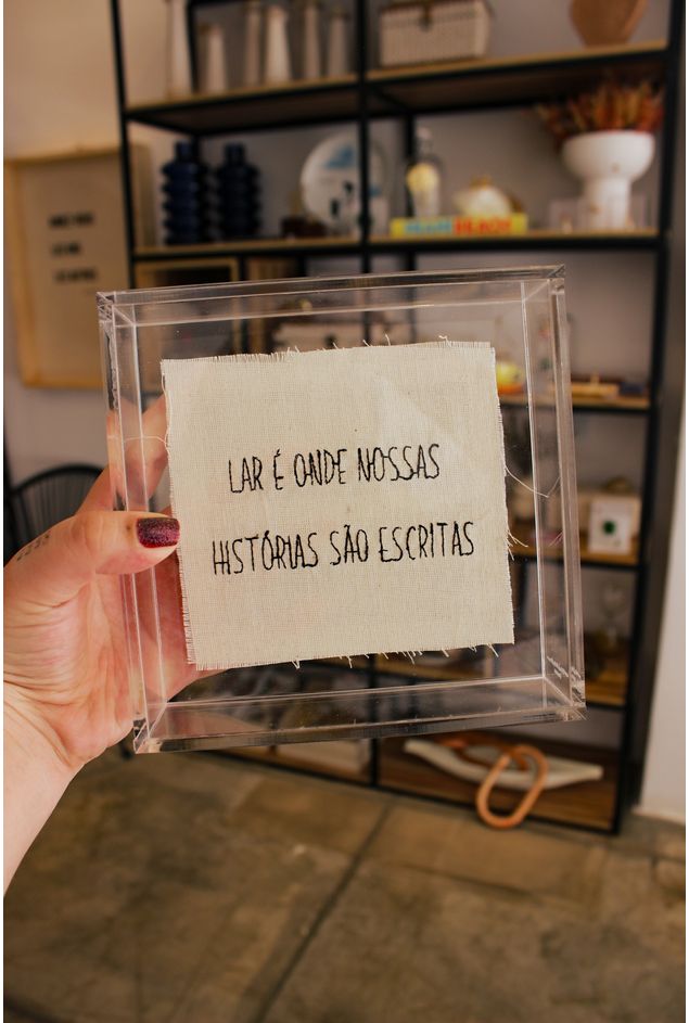Quadro Acrílico Bordado Histórias Casa Lova