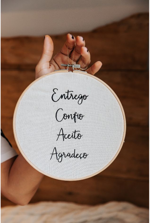 Bastidor Bordado Entrego, Confio, Aceito e Agradeço Mimo Galeria Bastidor Bordado Entrego, Confio, Aceito e Agradeço Mimo Galeria
