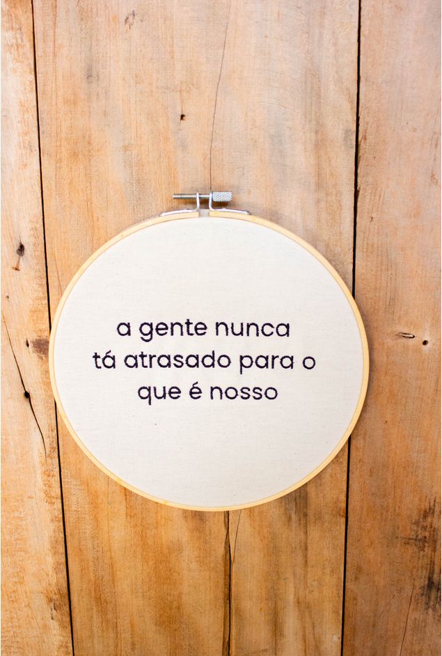 Bastidor Bordado A Gente Nunca tá Atrasado Mimo Galeria Bastidor Bordado A Gente Nunca tá Atrasado Mimo Galeria