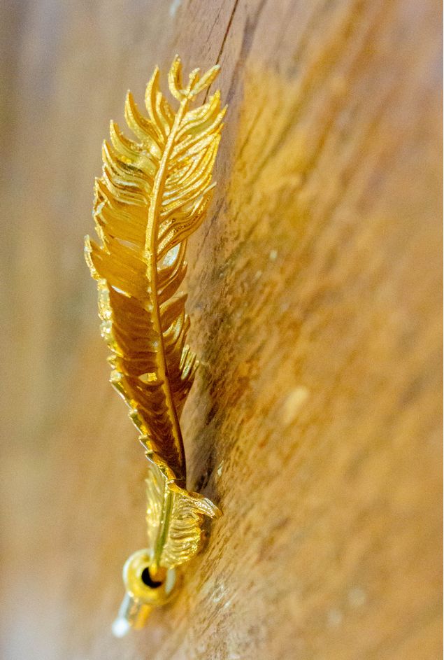 Escultura-de-Parede-Pena-Ouro--4-.jpg Escultura-de-Parede-Pena-Ouro--4-.jpg