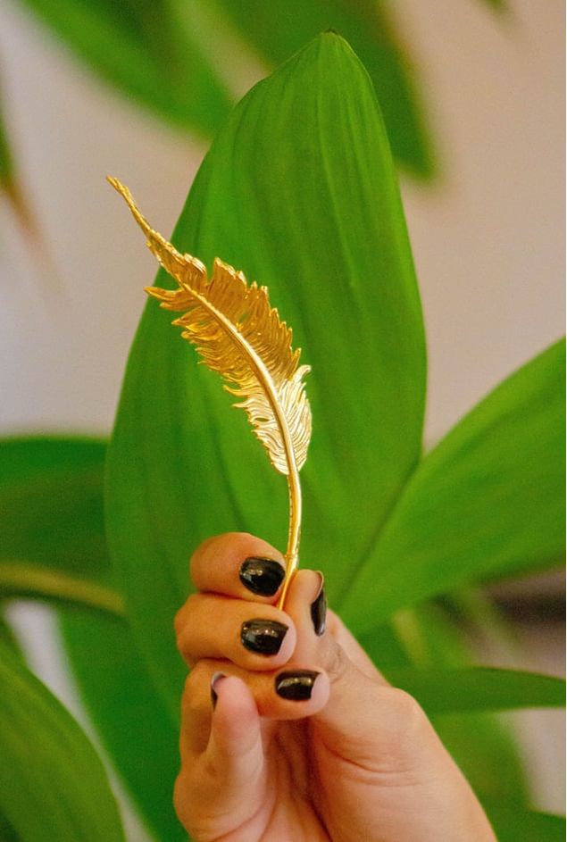 Escultura-de-Parede-Pena-Ouro--1-.jpg Escultura-de-Parede-Pena-Ouro--1-.jpg