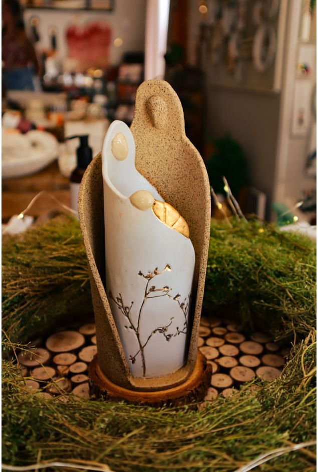 Sagrada Família Branco e Ouro Cerâmica Fernando Gevartosky Sagrada Família Branco e Ouro Cerâmica Sagrada Família Branco e Ouro Cerâmica Fernando Gevartosky Sagrada Família Branco e Ouro Cerâmica