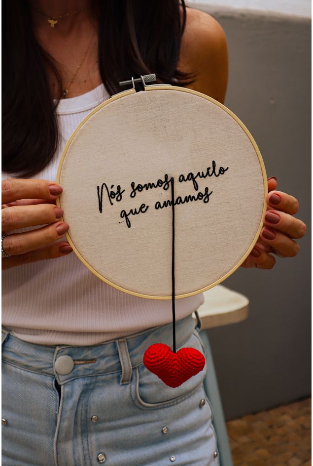Casa-Lova_Bastidor-Bordado-Nos-Somos-Aquilo-Que-Amamos.jpg Casa-Lova_Bastidor-Bordado-Nos-Somos-Aquilo-Que-Amamos.jpg