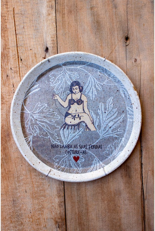 Prato Decorativo de Cerâmica Costura Nefelibata Prato Decorativo de Cerâmica Costura Prato Decorativo de Cerâmica Costura Nefelibata Prato Decorativo de Cerâmica Costura