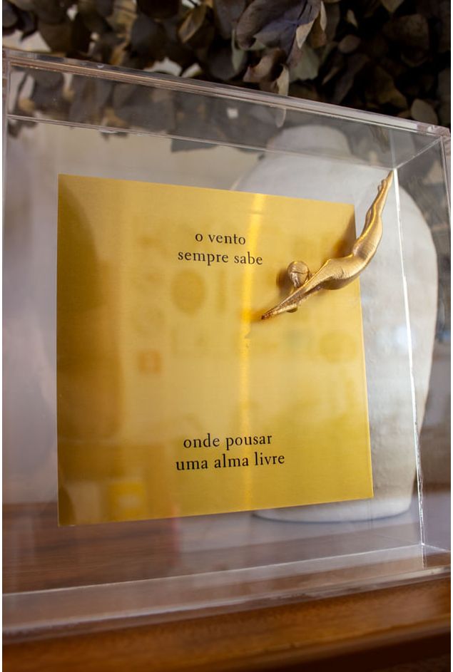 Quadro-Acrilico-O-Vento-Sempre-Sabe-Onde-Pousar-Uma-Alma-Livre
