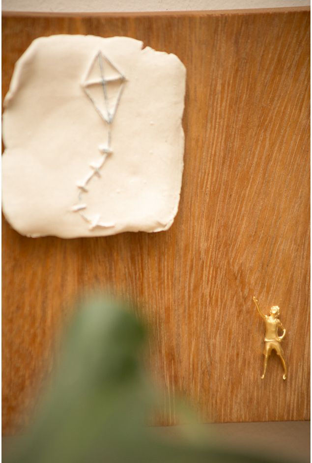 Escultura de Parede O Menino e a Pipa - Exclusivo Mimo e DZT Escultura de Parede O Menino e a Pipa - Exclusivo Mimo e DZT