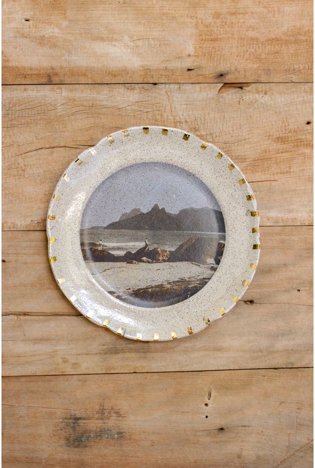 Prato Decorativo em Cerâmica Ipanema com Borda  Nefelibata Prato Decorativo em Cerâmica Ipanema com Borda  Nefelibata