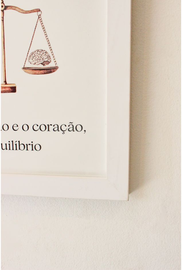 Azulejo-Decorativo-c-Moldura-Branca-Entre-Razao-e-Coracao-Mimo-Galeria--4-
