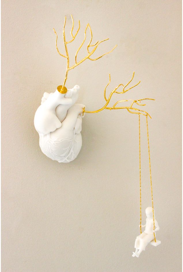 Escultura-Coracao-Menina-no-Balanco-Ouro---Sui-Objetos Escultura-Coracao-Menina-no-Balanco-Ouro---Sui-Objetos