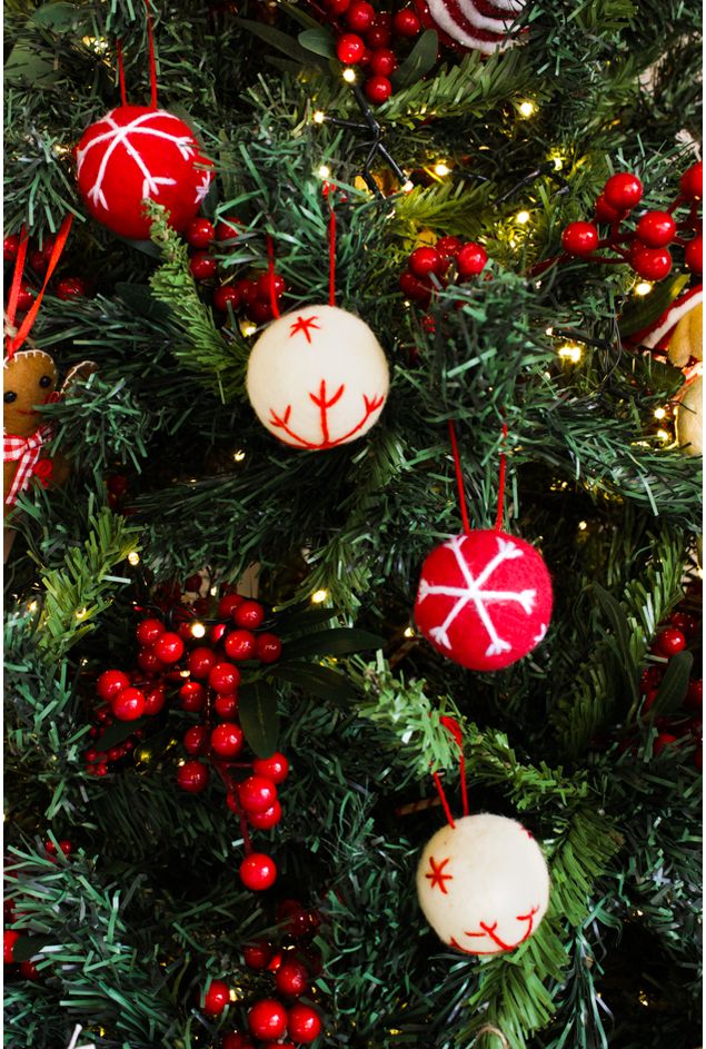 Kit-Bolinhas-de-Natal-Em-Feltro-Vermelho-e-Off-White-Natal--3-