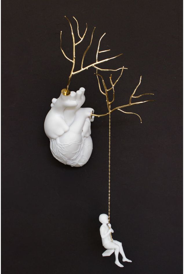 Escultura-Coracao-Menino-no-Balanco-Ouro---Sui-Objetos--1- Escultura-Coracao-Menino-no-Balanco-Ouro---Sui-Objetos--1-