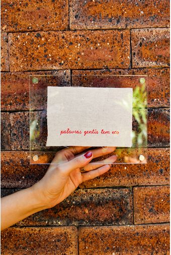 Quadro-acrilico-palavras-gentis-tem-eco-mimo-galeria