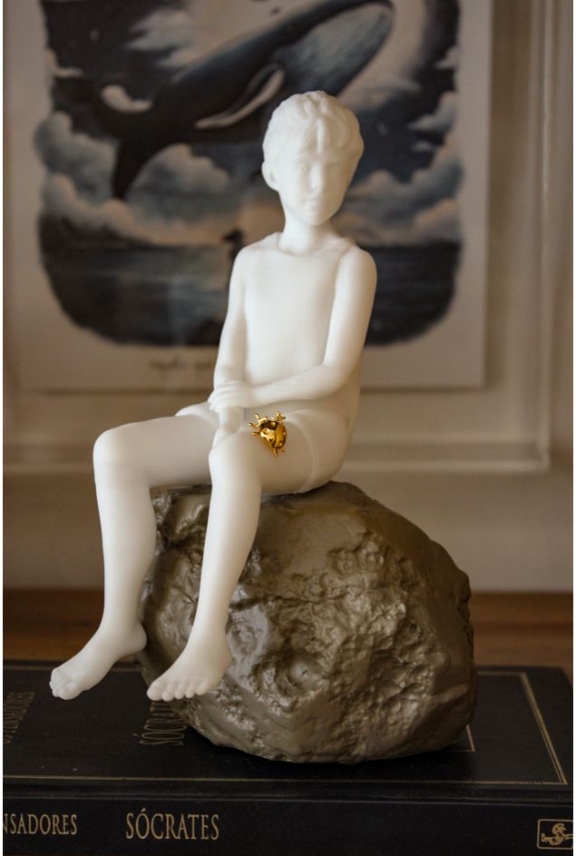 Escultura o Menino na Pedra - Sui Objetos Escultura o Menino na Pedra - Sui Objetos