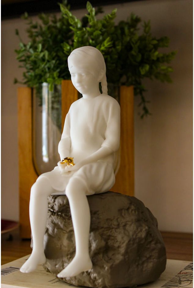 Escultura-a-Menina-na-Pedra---Sui-Objetos--1-