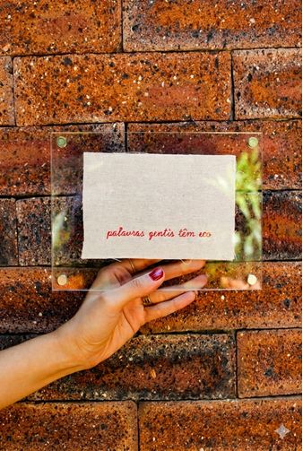 Quadro-Acrilico-Palavras-Gentis-Tem-Eco-Mimo-Galeria--1-