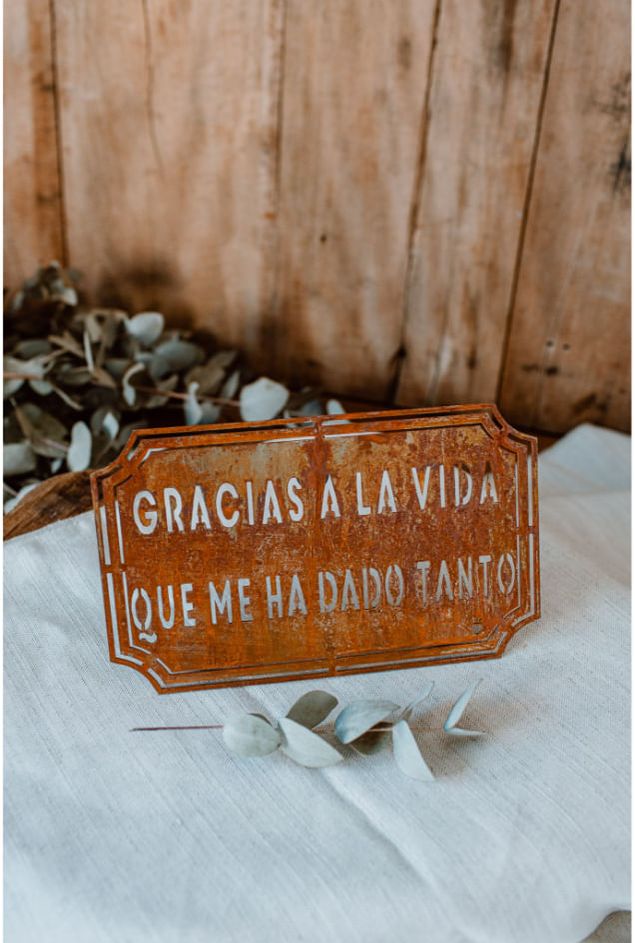 Placa Decorativa Etiqueta em Ferro Gracias a La Vida Placa Decorativa Etiqueta em Ferro Gracias a La Vida