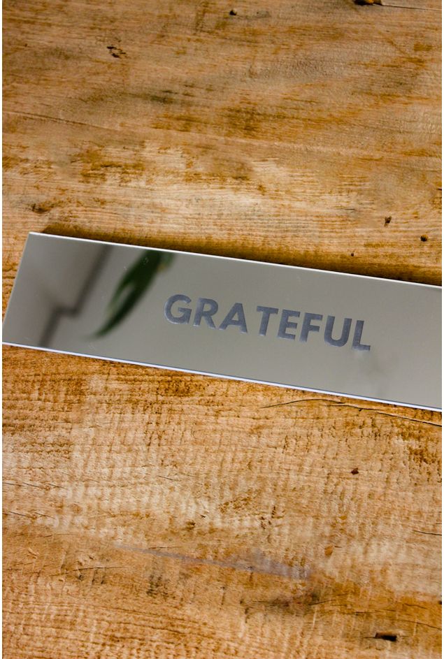 Placa-Espelhada-Prata-Grateful-Mimo-Galeria