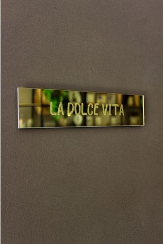 Placa-Espelhada-Dourada-La-Dolce-Vita-Mimo-Galeria--1-